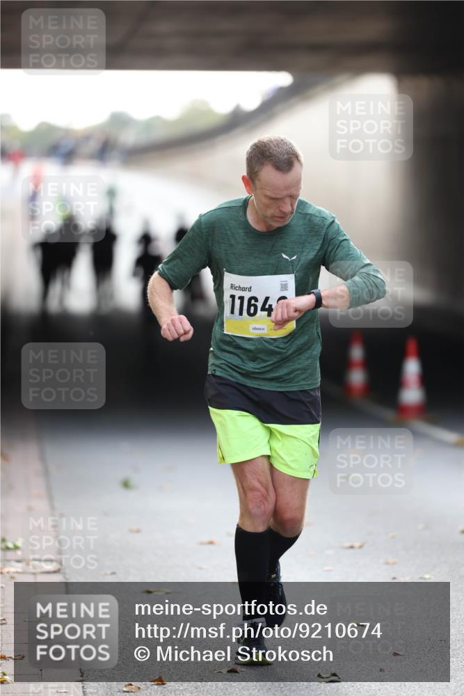 05.10.2025 - 20. swb-Marathon Bremen Michael Strokosch http://msf.ph/oto/9210674 05.10.2025 10:38:19 Laufen 1164 meine-sportfotos.de