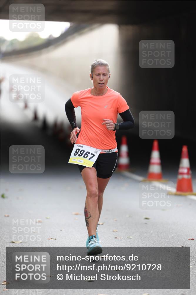 05.10.2025 - 20. swb-Marathon Bremen Michael Strokosch http://msf.ph/oto/9210728 05.10.2025 10:38:50 Laufen 9967, 02004 meine-sportfotos.de