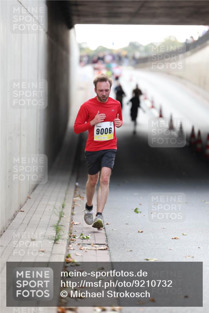 05.10.2025 - 20. swb-Marathon Bremen Michael Strokosch http://msf.ph/oto/9210732 05.10.2025 10:38:52 Laufen 9006 meine-sportfotos.de