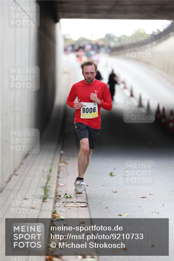 05.10.2025 - 20. swb-Marathon Bremen Michael Strokosch http://msf.ph/oto/9210733 05.10.2025 10:38:52 Laufen 9006 meine-sportfotos.de