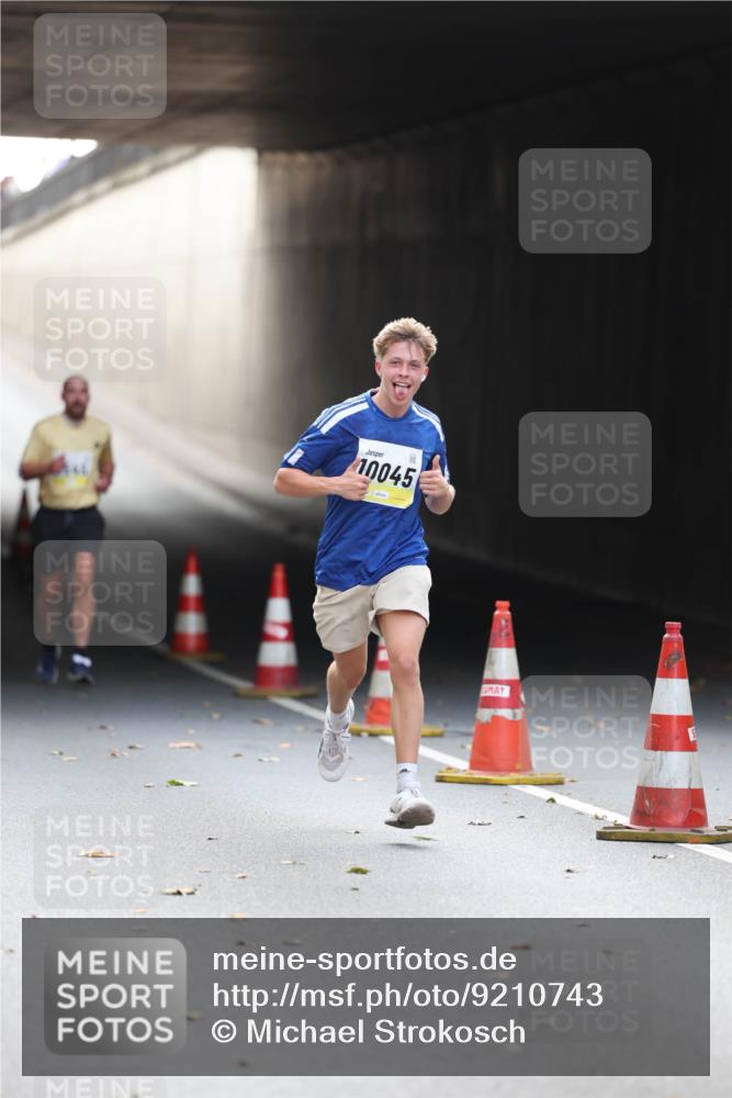 05.10.2025 - 20. swb-Marathon Bremen Michael Strokosch http://msf.ph/oto/9210743 05.10.2025 10:39:03 Laufen 10045 meine-sportfotos.de