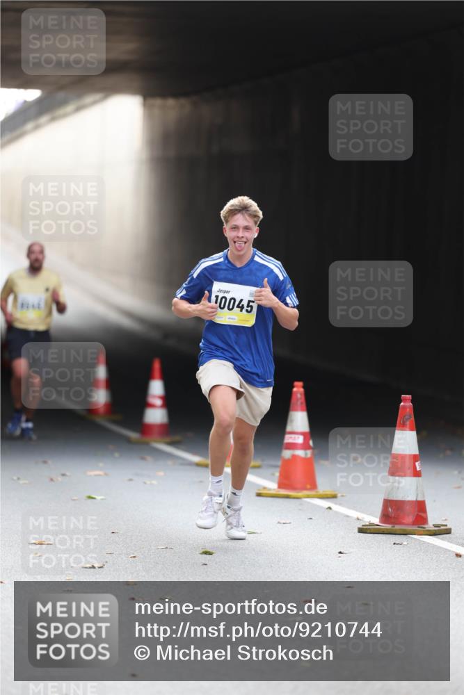 05.10.2025 - 20. swb-Marathon Bremen Michael Strokosch http://msf.ph/oto/9210744 05.10.2025 10:39:03 Laufen 10045 meine-sportfotos.de