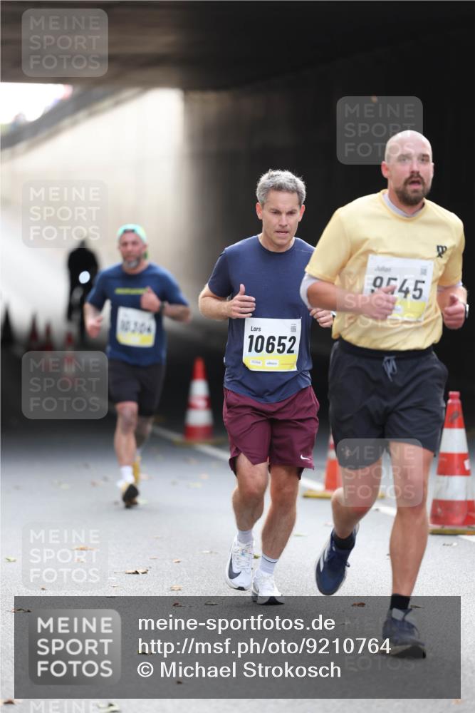 05.10.2025 - 20. swb-Marathon Bremen Michael Strokosch http://msf.ph/oto/9210764 05.10.2025 10:39:09 Laufen 10304, 10652, 02304, 9545 meine-sportfotos.de