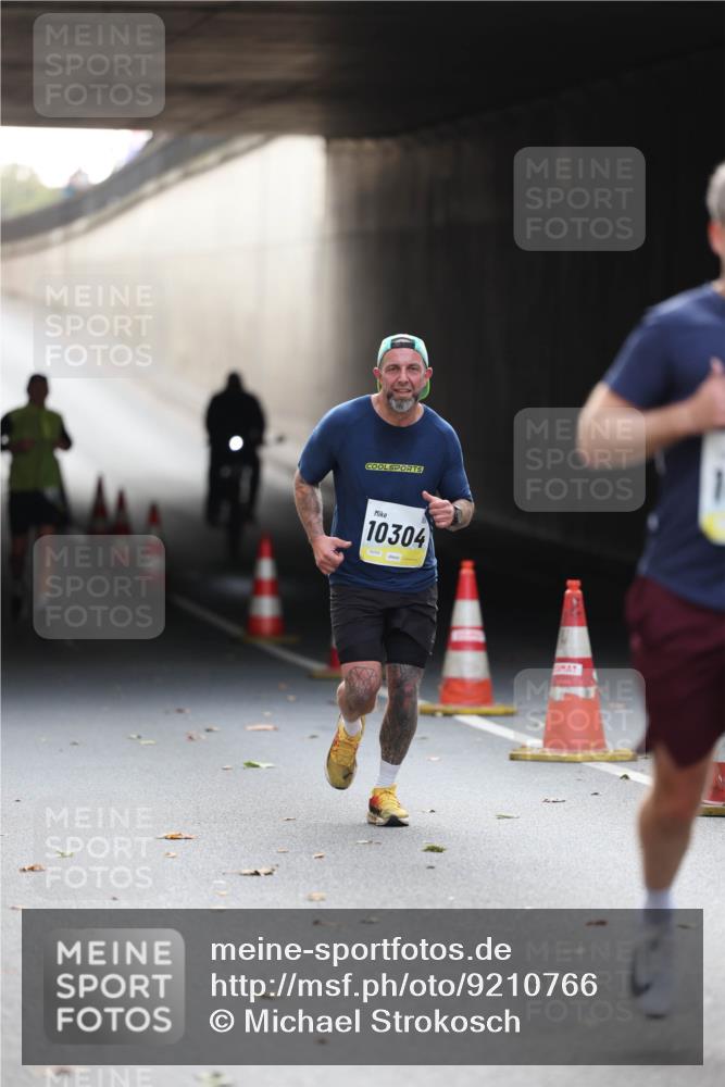 05.10.2025 - 20. swb-Marathon Bremen Michael Strokosch http://msf.ph/oto/9210766 05.10.2025 10:39:10 Laufen 10304 meine-sportfotos.de