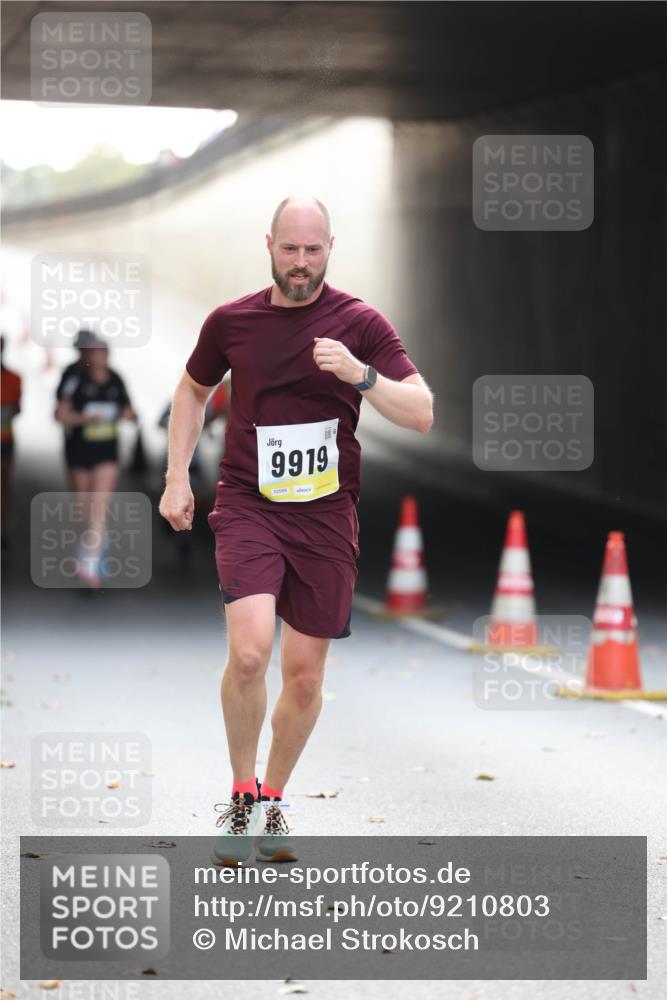 05.10.2025 - 20. swb-Marathon Bremen Michael Strokosch http://msf.ph/oto/9210803 05.10.2025 10:39:30 Laufen 9919, 02589 meine-sportfotos.de