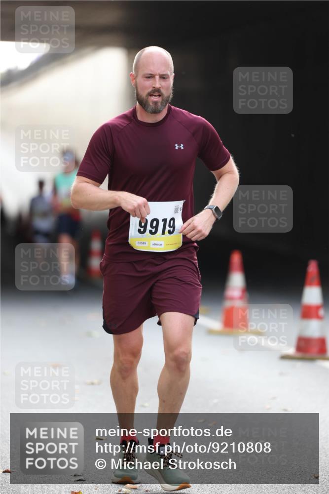 05.10.2025 - 20. swb-Marathon Bremen Michael Strokosch http://msf.ph/oto/9210808 05.10.2025 10:39:31 Laufen 9919, 02589 meine-sportfotos.de