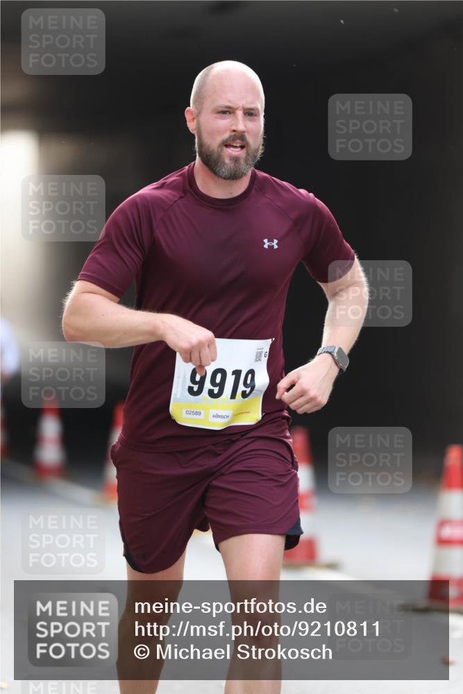 05.10.2025 - 20. swb-Marathon Bremen Michael Strokosch http://msf.ph/oto/9210811 05.10.2025 10:39:32 Laufen 9919, 02589 meine-sportfotos.de