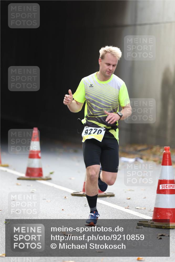 05.10.2025 - 20. swb-Marathon Bremen Michael Strokosch http://msf.ph/oto/9210859 05.10.2025 10:39:59 Laufen 9270 meine-sportfotos.de