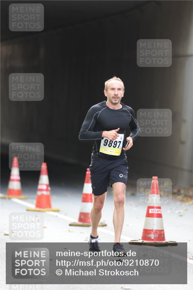 05.10.2025 - 20. swb-Marathon Bremen Michael Strokosch http://msf.ph/oto/9210870 05.10.2025 10:40:05 Laufen 9897 meine-sportfotos.de
