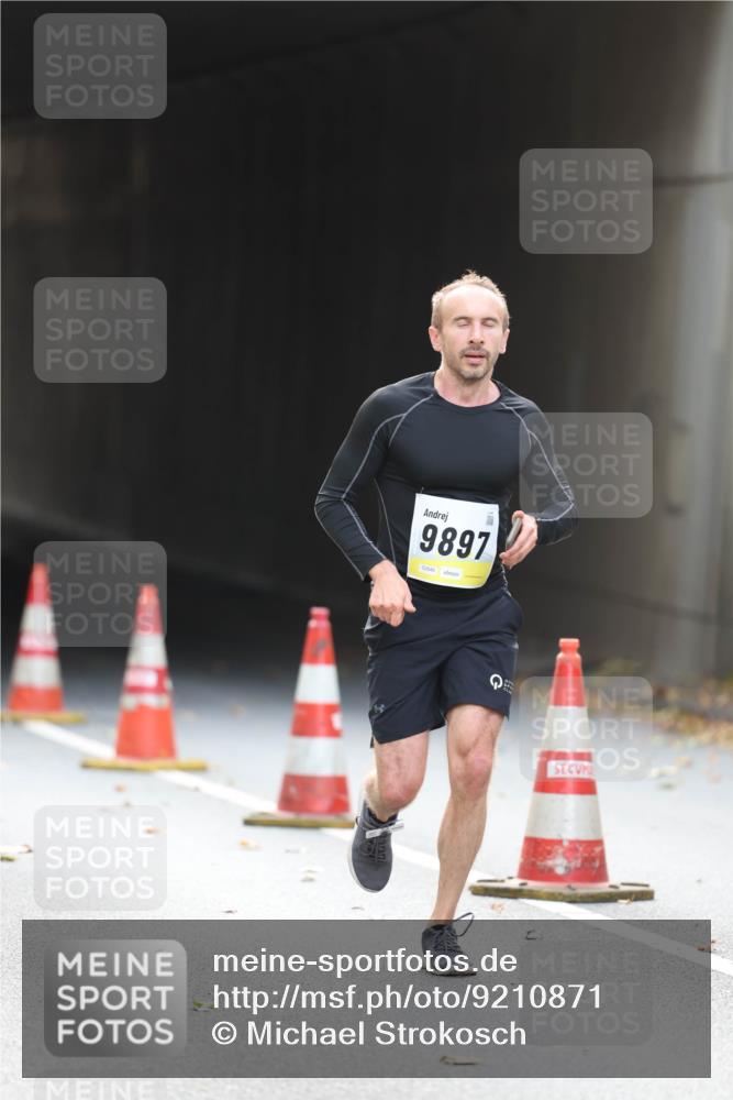 05.10.2025 - 20. swb-Marathon Bremen Michael Strokosch http://msf.ph/oto/9210871 05.10.2025 10:40:05 Laufen 9897, 02646 meine-sportfotos.de