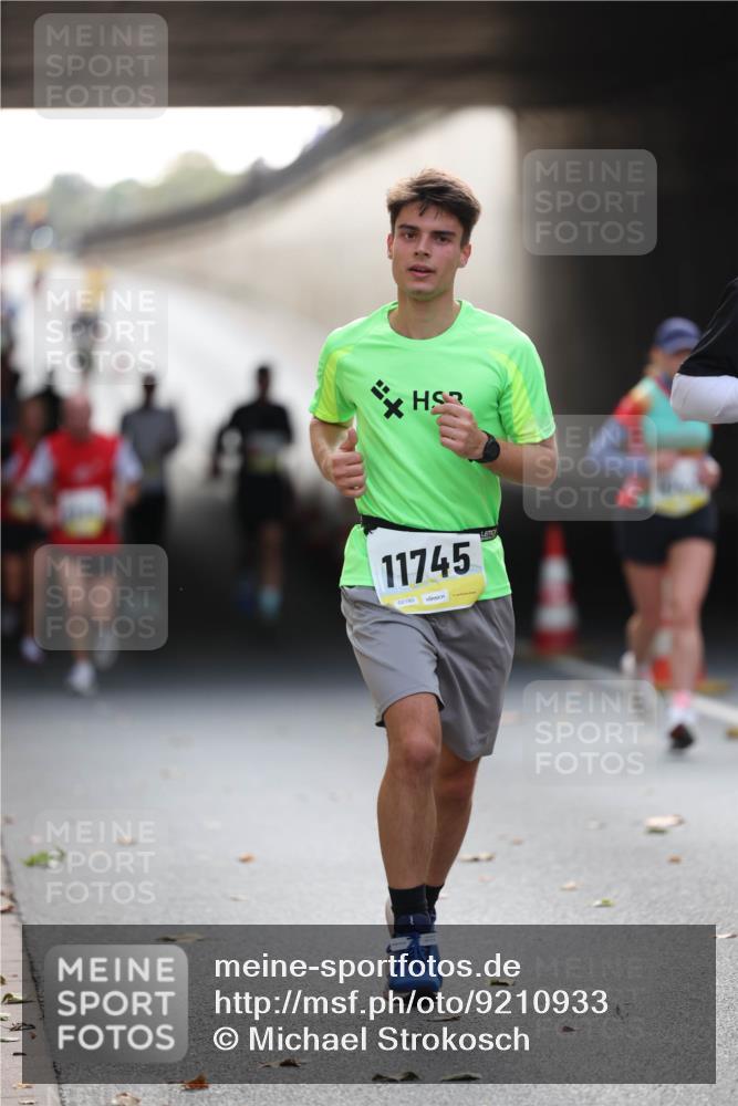 05.10.2025 - 20. swb-Marathon Bremen Michael Strokosch http://msf.ph/oto/9210933 05.10.2025 10:40:32 Laufen 11745, 02180 meine-sportfotos.de