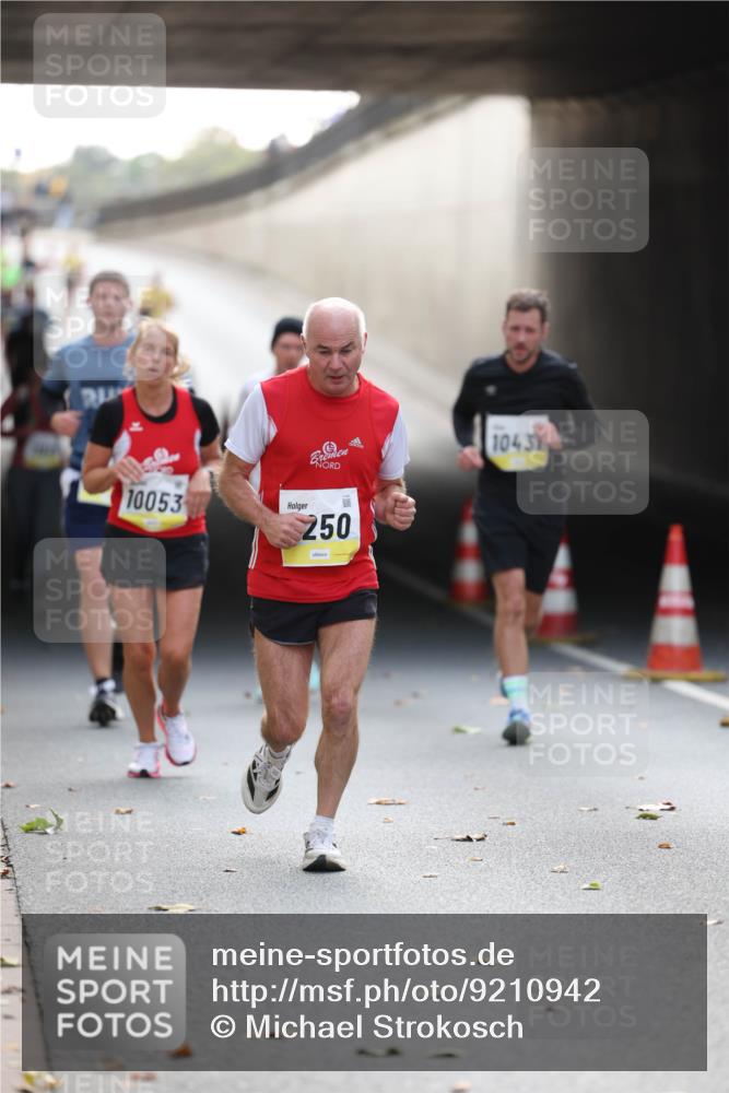 05.10.2025 - 20. swb-Marathon Bremen Michael Strokosch http://msf.ph/oto/9210942 05.10.2025 10:40:37 Laufen 10053, 1043, 250 meine-sportfotos.de