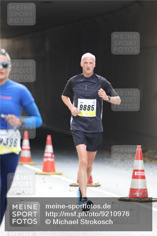 05.10.2025 - 20. swb-Marathon Bremen Michael Strokosch http://msf.ph/oto/9210976 05.10.2025 10:40:52 Laufen 9396, 9885 meine-sportfotos.de