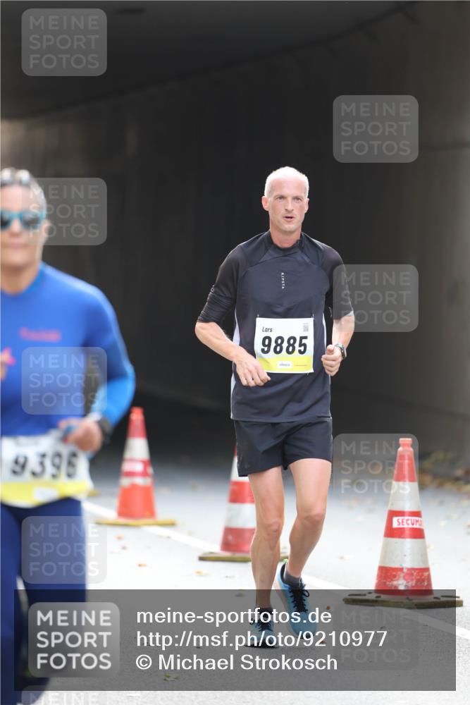 05.10.2025 - 20. swb-Marathon Bremen Michael Strokosch http://msf.ph/oto/9210977 05.10.2025 10:40:52 Laufen 9396, 9885 meine-sportfotos.de