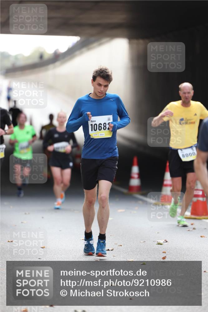 05.10.2025 - 20. swb-Marathon Bremen Michael Strokosch http://msf.ph/oto/9210986 05.10.2025 10:40:57 Laufen 10682, 8000 meine-sportfotos.de