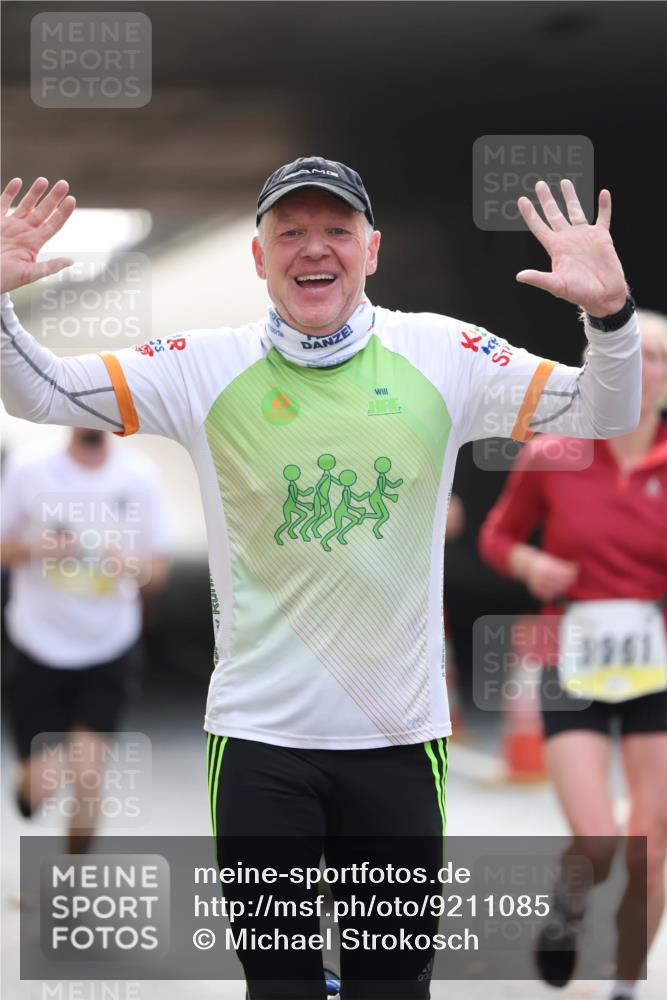 05.10.2025 - 20. swb-Marathon Bremen Michael Strokosch http://msf.ph/oto/9211085 05.10.2025 10:41:46 Laufen 3961 meine-sportfotos.de