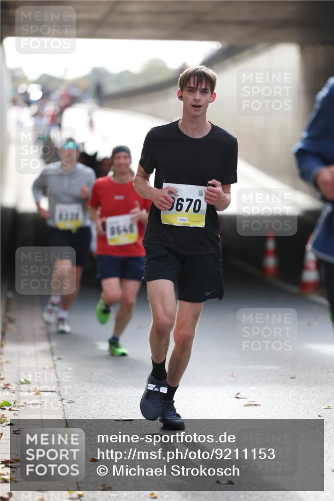 05.10.2025 - 20. swb-Marathon Bremen Michael Strokosch http://msf.ph/oto/9211153 05.10.2025 10:42:21 Laufen 8238, 3956, 670 meine-sportfotos.de
