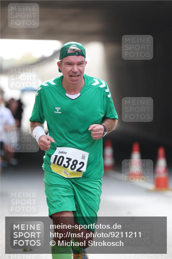 05.10.2025 - 20. swb-Marathon Bremen Michael Strokosch http://msf.ph/oto/9211211 05.10.2025 10:42:46 Laufen 10382 meine-sportfotos.de