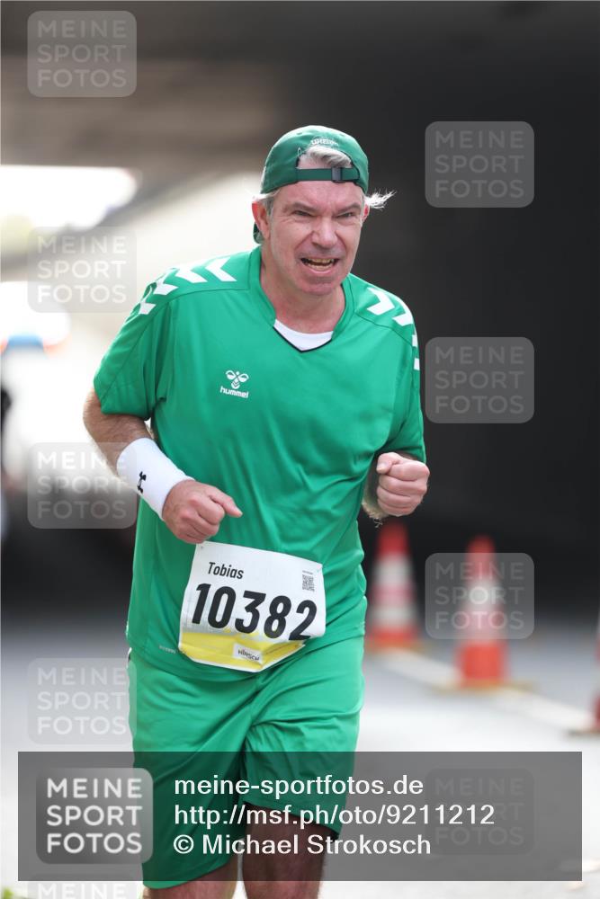 05.10.2025 - 20. swb-Marathon Bremen Michael Strokosch http://msf.ph/oto/9211212 05.10.2025 10:42:46 Laufen 10382 meine-sportfotos.de