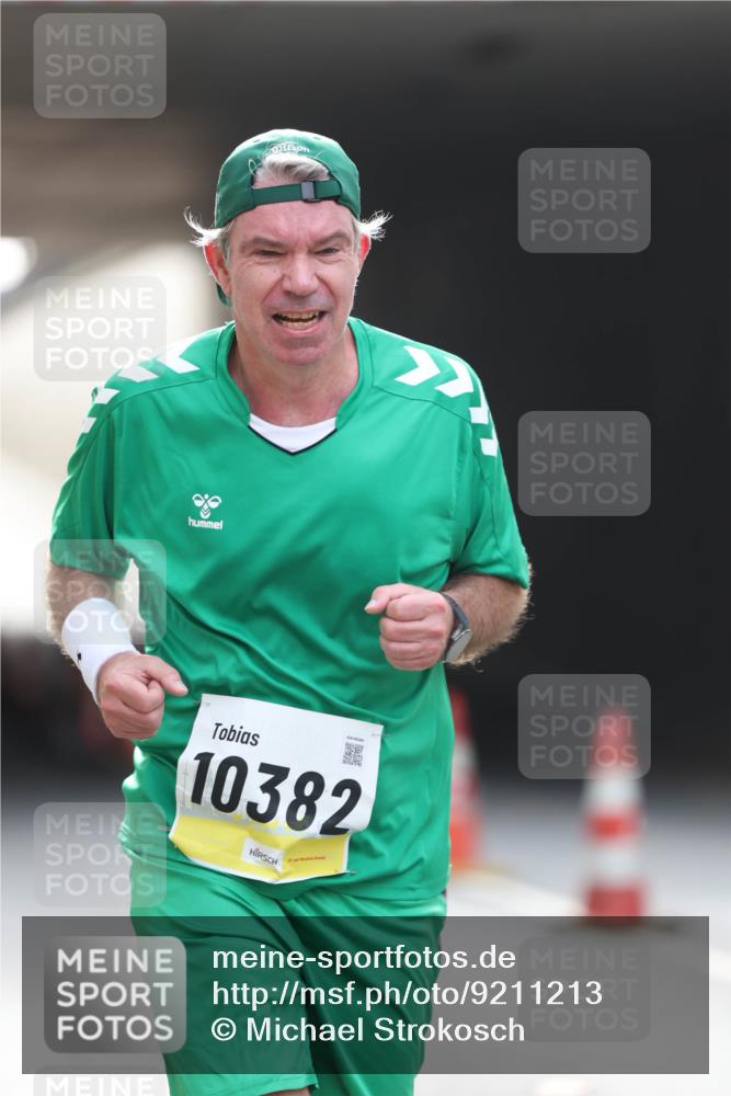 05.10.2025 - 20. swb-Marathon Bremen Michael Strokosch http://msf.ph/oto/9211213 05.10.2025 10:42:47 Laufen 10382 meine-sportfotos.de