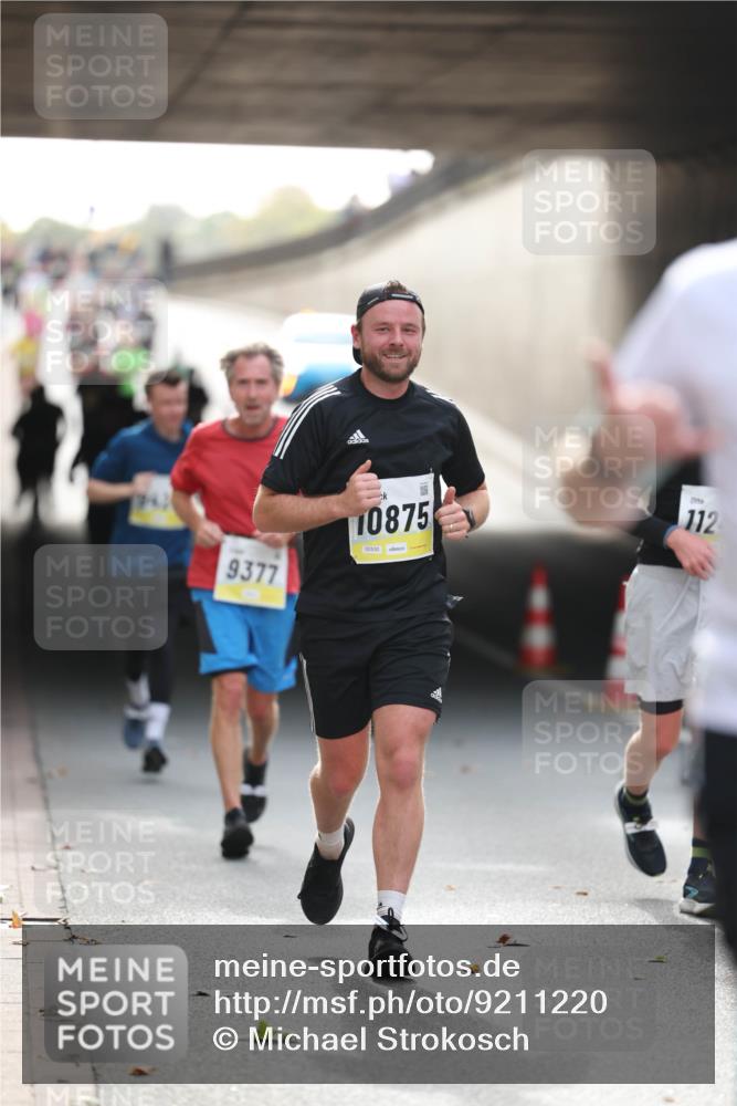 05.10.2025 - 20. swb-Marathon Bremen Michael Strokosch http://msf.ph/oto/9211220 05.10.2025 10:42:51 Laufen 9377, 10875, 02530, 112 meine-sportfotos.de