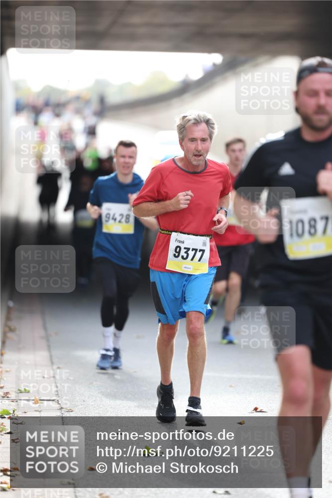 05.10.2025 - 20. swb-Marathon Bremen Michael Strokosch http://msf.ph/oto/9211225 05.10.2025 10:42:53 Laufen 9428, 9377, 1087 meine-sportfotos.de