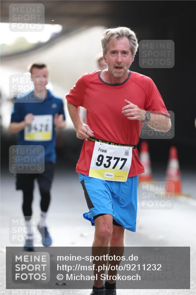 05.10.2025 - 20. swb-Marathon Bremen Michael Strokosch http://msf.ph/oto/9211232 05.10.2025 10:42:54 Laufen 9428, 9377 meine-sportfotos.de