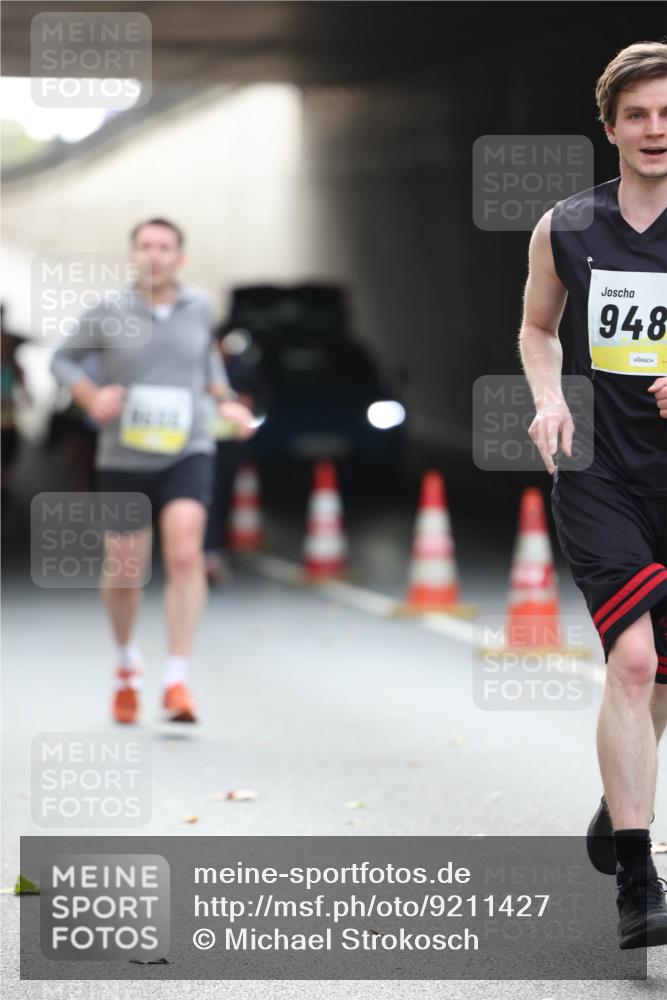05.10.2025 - 20. swb-Marathon Bremen Michael Strokosch http://msf.ph/oto/9211427 05.10.2025 10:44:27 Laufen 948 meine-sportfotos.de