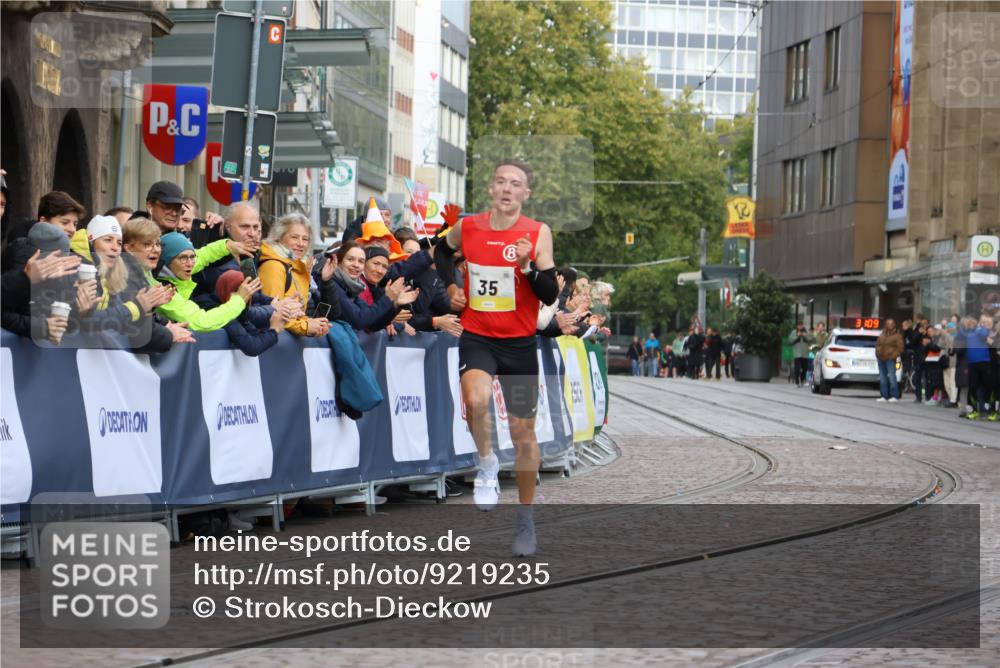 05.10.2025 - 20. swb-Marathon Bremen Strokosch-Dieckow http://msf.ph/oto/9219235 05.10.2025 10:27:05 Ziel 35 meine-sportfotos.de