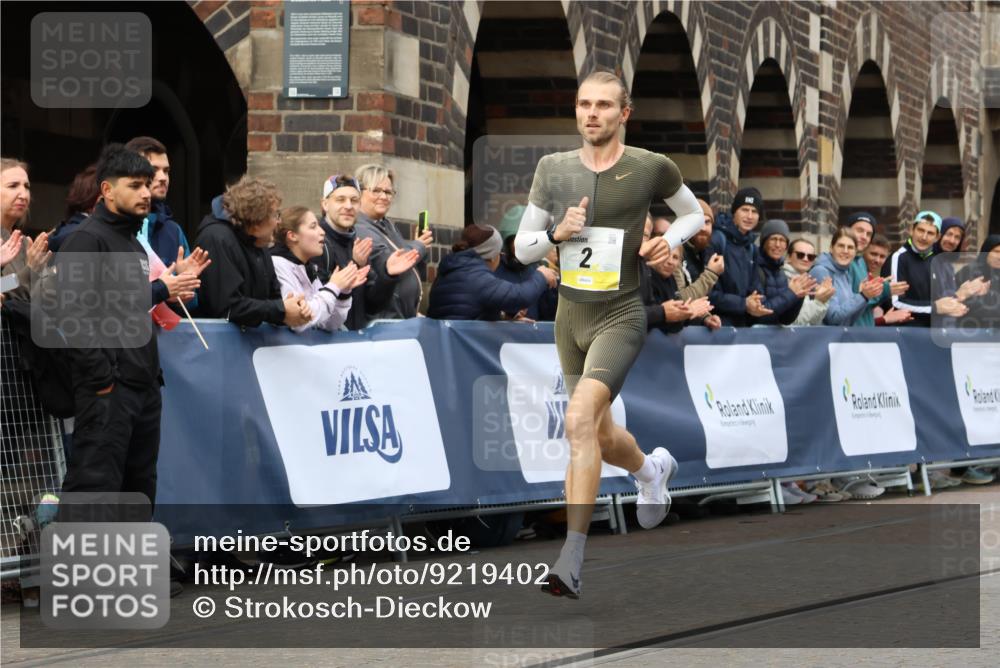 05.10.2025 - 20. swb-Marathon Bremen Strokosch-Dieckow http://msf.ph/oto/9219402 05.10.2025 10:28:32 Ziel 2 meine-sportfotos.de