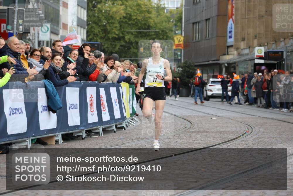 05.10.2025 - 20. swb-Marathon Bremen Strokosch-Dieckow http://msf.ph/oto/9219410 05.10.2025 10:30:12 Ziel 11 meine-sportfotos.de