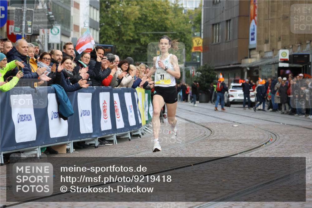 05.10.2025 - 20. swb-Marathon Bremen Strokosch-Dieckow http://msf.ph/oto/9219418 05.10.2025 10:30:12 Ziel 11 meine-sportfotos.de