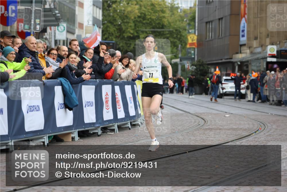 05.10.2025 - 20. swb-Marathon Bremen Strokosch-Dieckow http://msf.ph/oto/9219431 05.10.2025 10:30:13 Ziel 11 meine-sportfotos.de