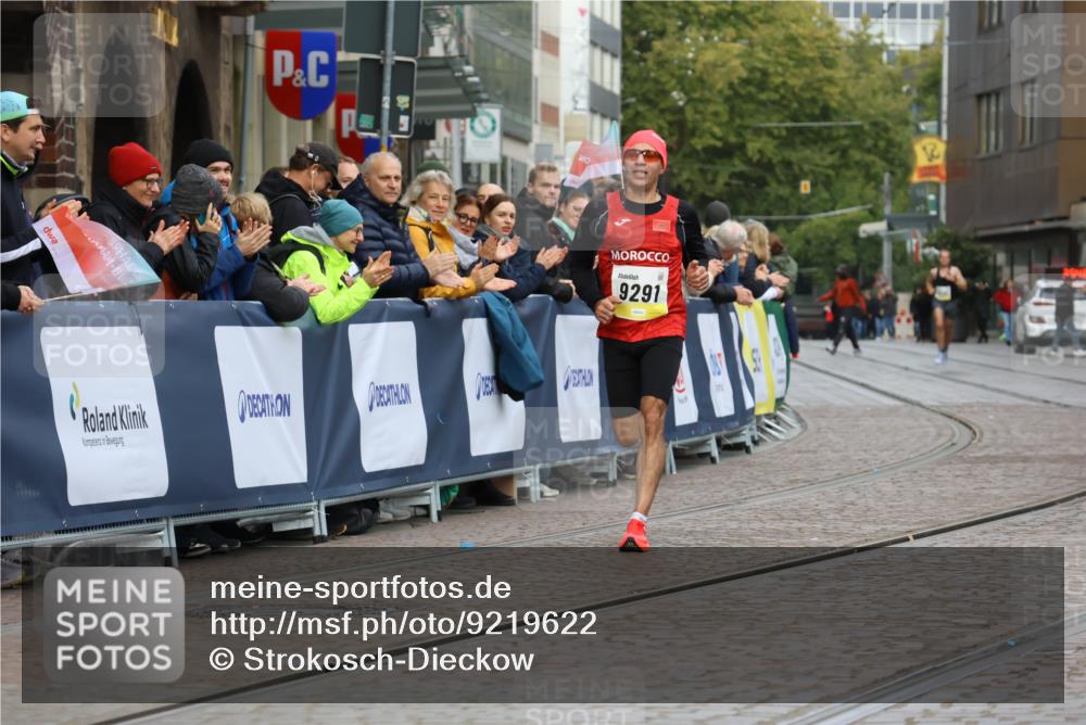 05.10.2025 - 20. swb-Marathon Bremen Strokosch-Dieckow http://msf.ph/oto/9219622 05.10.2025 10:31:44 Ziel 9291 meine-sportfotos.de