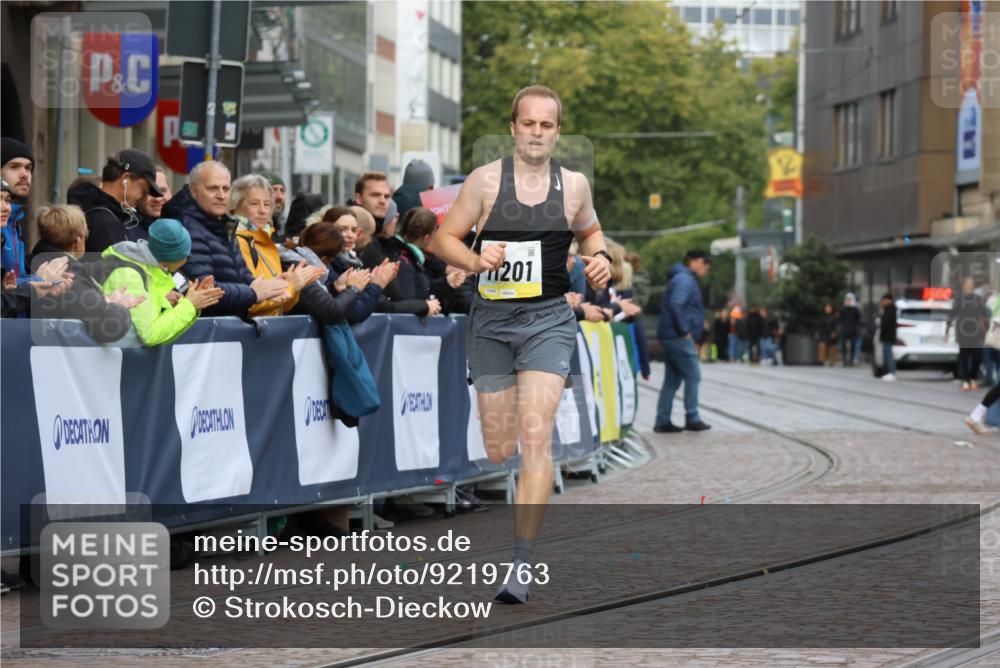 05.10.2025 - 20. swb-Marathon Bremen Strokosch-Dieckow http://msf.ph/oto/9219763 05.10.2025 10:31:58 Ziel 11201 meine-sportfotos.de