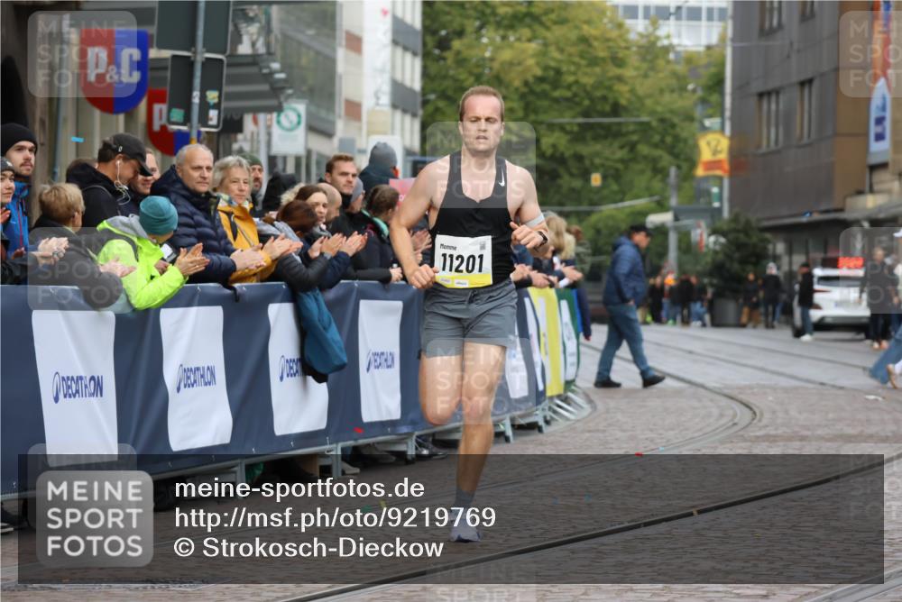 05.10.2025 - 20. swb-Marathon Bremen Strokosch-Dieckow http://msf.ph/oto/9219769 05.10.2025 10:31:58 Ziel 11201 meine-sportfotos.de