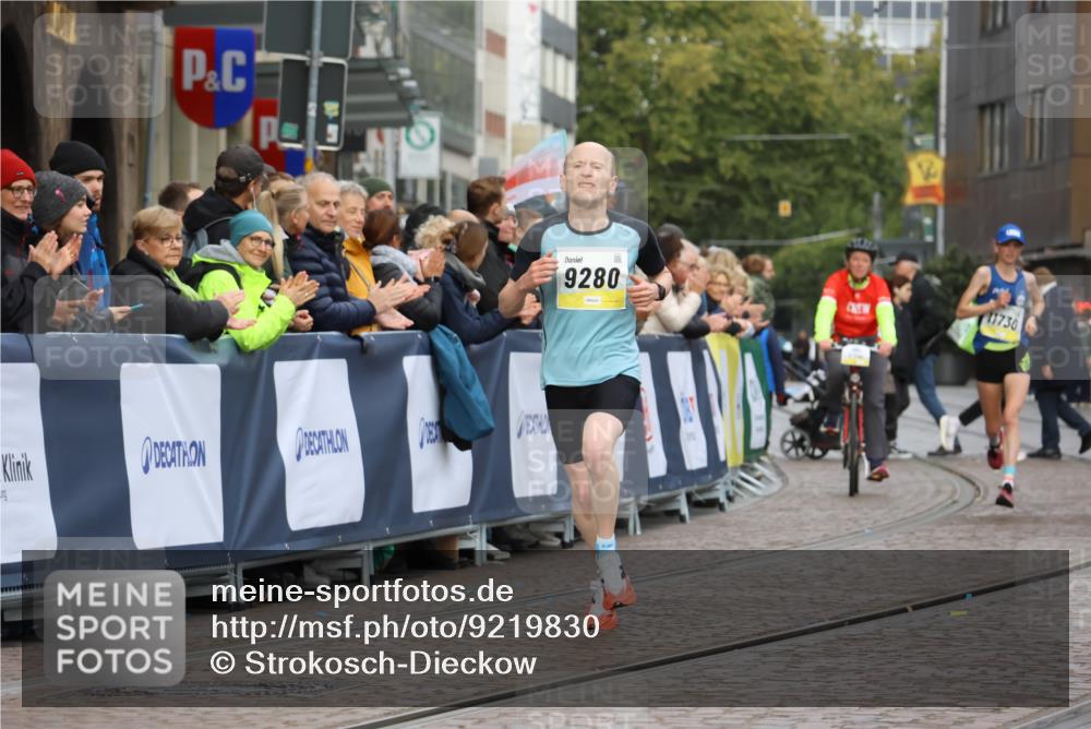 05.10.2025 - 20. swb-Marathon Bremen Strokosch-Dieckow http://msf.ph/oto/9219830 05.10.2025 10:32:33 Ziel 9280, 11730 meine-sportfotos.de
