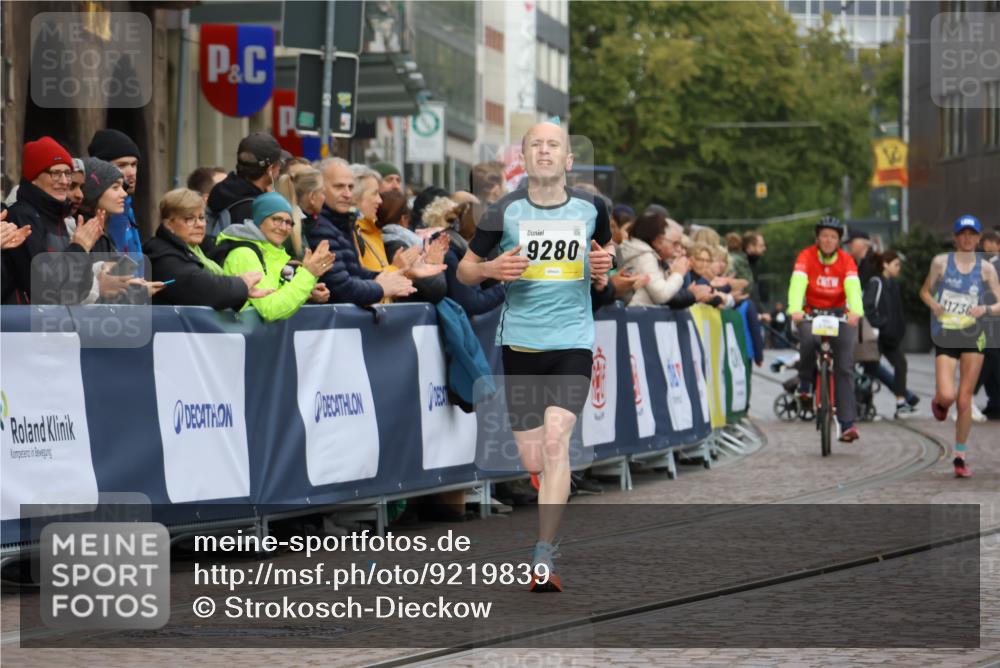 05.10.2025 - 20. swb-Marathon Bremen Strokosch-Dieckow http://msf.ph/oto/9219839 05.10.2025 10:32:34 Ziel 9280, 11730 meine-sportfotos.de