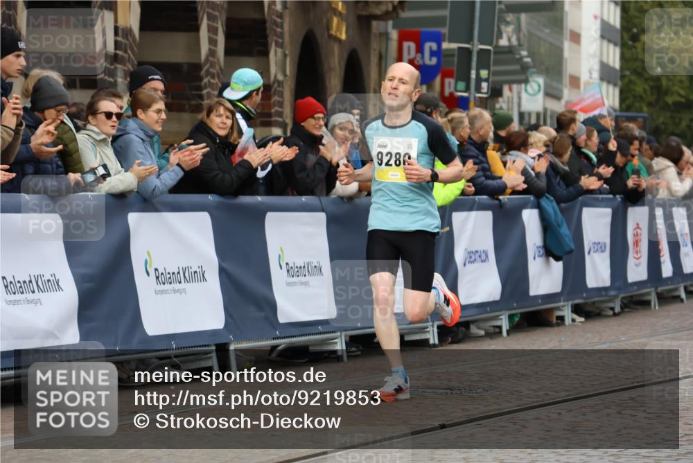05.10.2025 - 20. swb-Marathon Bremen Strokosch-Dieckow http://msf.ph/oto/9219853 05.10.2025 10:32:34 Ziel 9280, 11730 meine-sportfotos.de