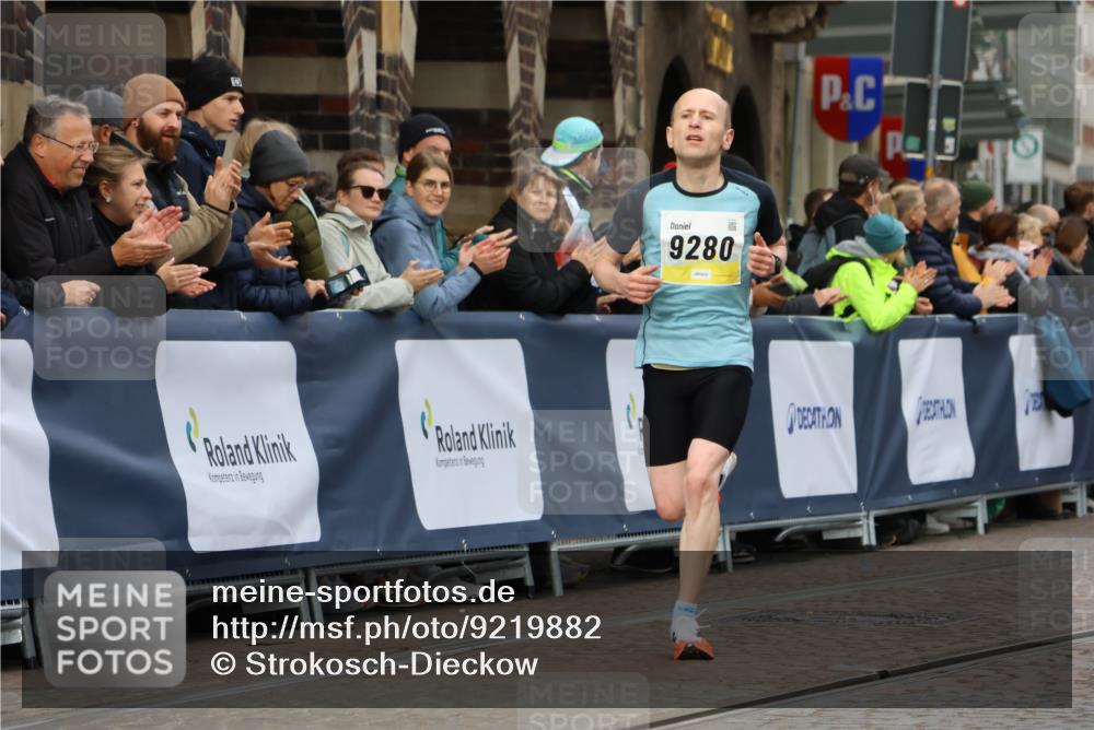 05.10.2025 - 20. swb-Marathon Bremen Strokosch-Dieckow http://msf.ph/oto/9219882 05.10.2025 10:32:35 Ziel 9280, 11730 meine-sportfotos.de