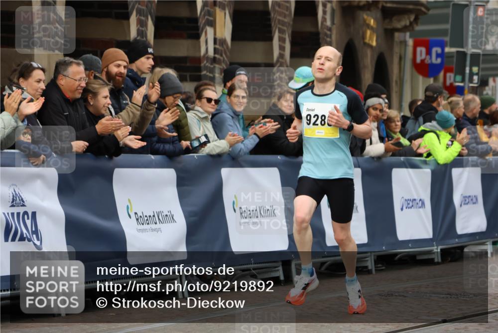 05.10.2025 - 20. swb-Marathon Bremen Strokosch-Dieckow http://msf.ph/oto/9219892 05.10.2025 10:32:35 Ziel 9280, 11730 meine-sportfotos.de
