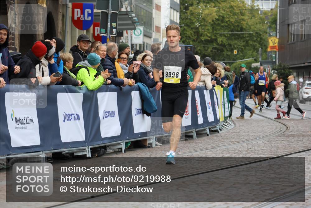 05.10.2025 - 20. swb-Marathon Bremen Strokosch-Dieckow http://msf.ph/oto/9219988 05.10.2025 10:32:48 Ziel 9996 meine-sportfotos.de