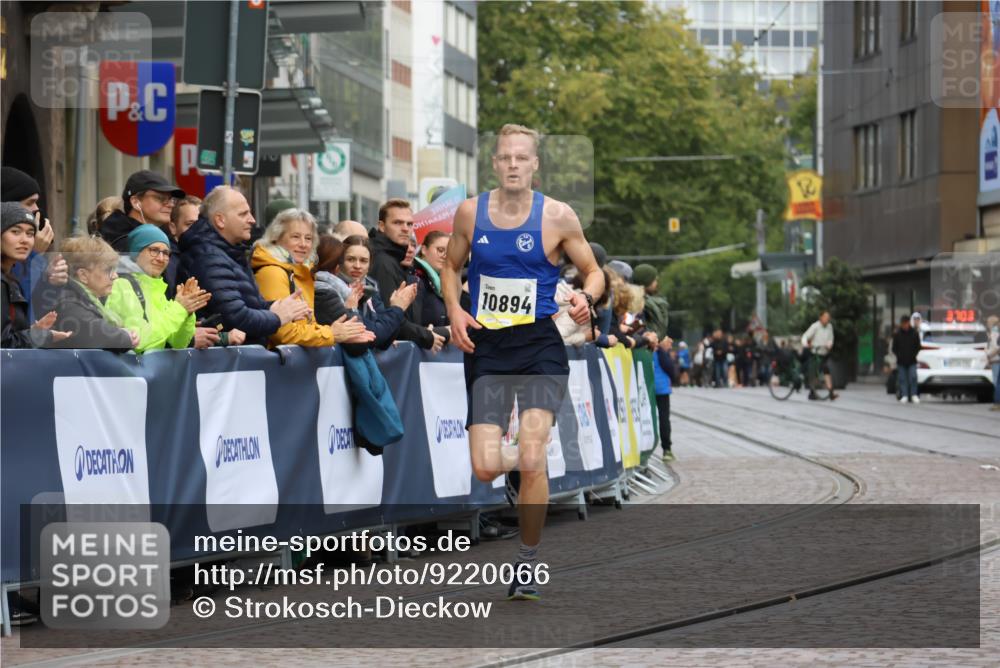 05.10.2025 - 20. swb-Marathon Bremen Strokosch-Dieckow http://msf.ph/oto/9220066 05.10.2025 10:32:59 Ziel 10894 meine-sportfotos.de