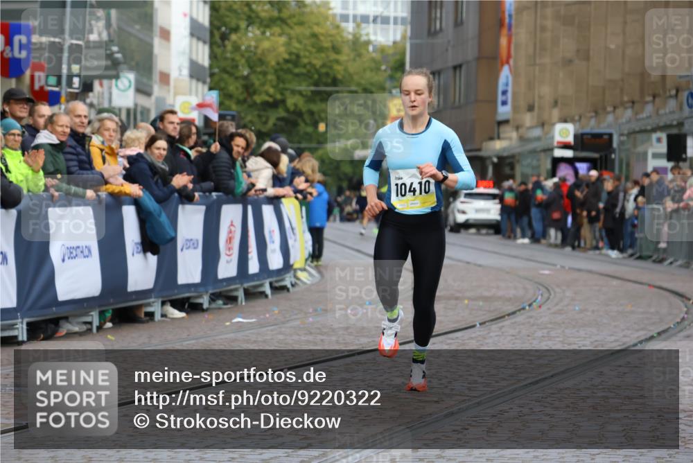 05.10.2025 - 20. swb-Marathon Bremen Strokosch-Dieckow http://msf.ph/oto/9220322 05.10.2025 10:34:51 Ziel 10410 meine-sportfotos.de
