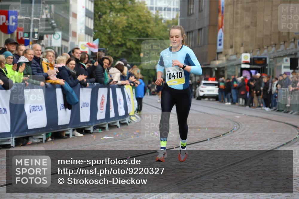 05.10.2025 - 20. swb-Marathon Bremen Strokosch-Dieckow http://msf.ph/oto/9220327 05.10.2025 10:34:51 Ziel 10410 meine-sportfotos.de