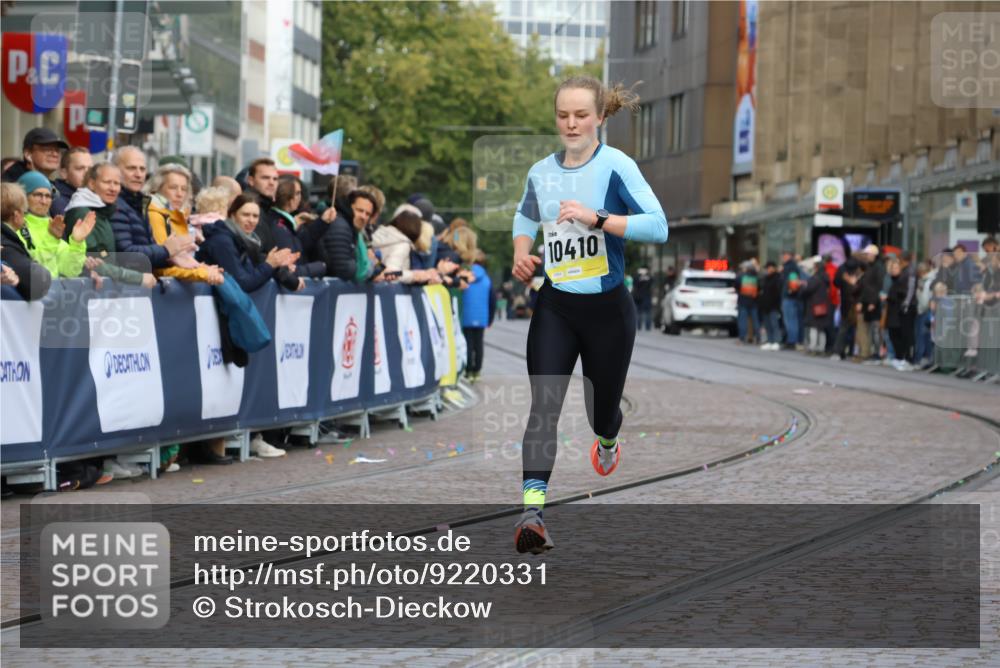 05.10.2025 - 20. swb-Marathon Bremen Strokosch-Dieckow http://msf.ph/oto/9220331 05.10.2025 10:34:51 Ziel 10410 meine-sportfotos.de