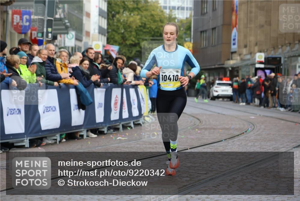 05.10.2025 - 20. swb-Marathon Bremen Strokosch-Dieckow http://msf.ph/oto/9220342 05.10.2025 10:34:51 Ziel 10410 meine-sportfotos.de