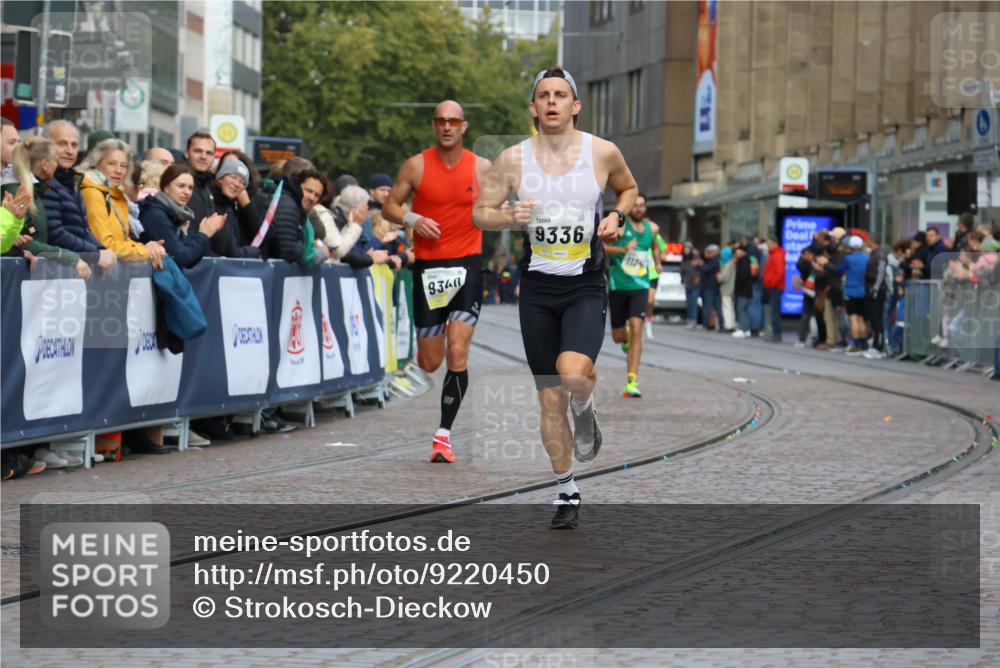 05.10.2025 - 20. swb-Marathon Bremen Strokosch-Dieckow http://msf.ph/oto/9220450 05.10.2025 10:35:23 Ziel 9336, 9340, 11341 meine-sportfotos.de