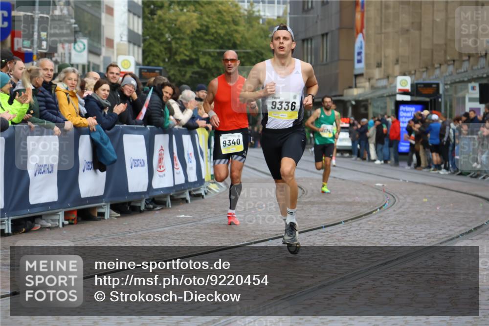 05.10.2025 - 20. swb-Marathon Bremen Strokosch-Dieckow http://msf.ph/oto/9220454 05.10.2025 10:35:23 Ziel 9336, 9340, 11341 meine-sportfotos.de