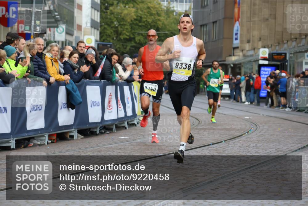 05.10.2025 - 20. swb-Marathon Bremen Strokosch-Dieckow http://msf.ph/oto/9220458 05.10.2025 10:35:23 Ziel 9336, 9340, 11341 meine-sportfotos.de